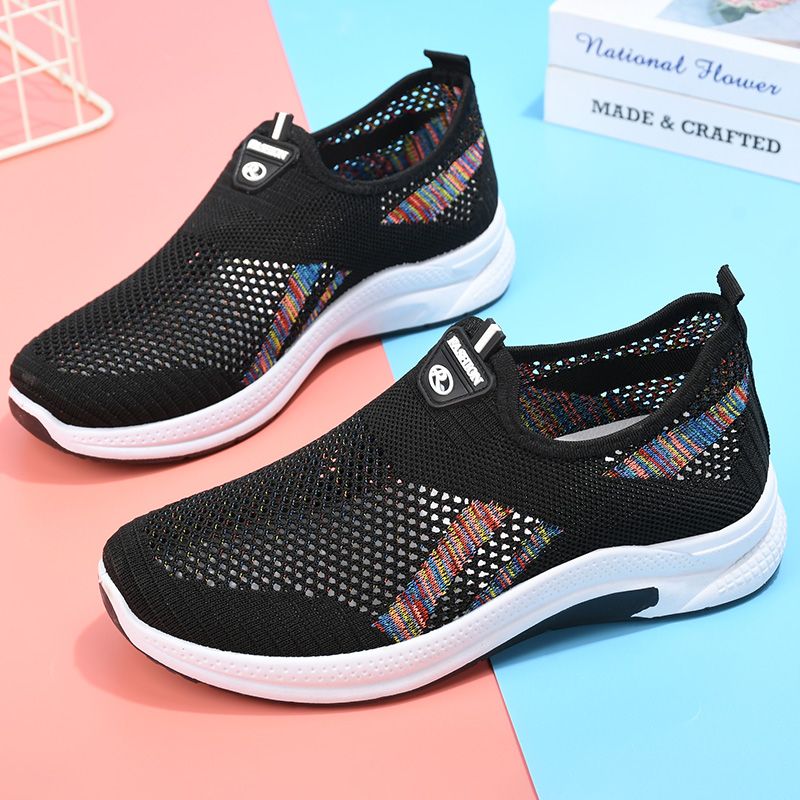 P Zapatos de tela de verano viejos de Beijing para mujeres, zapatos huecos para personas de mediana edad y mayores, zapatos cómodos y transpirables para madres, zapatos de malla casuales versátiles 