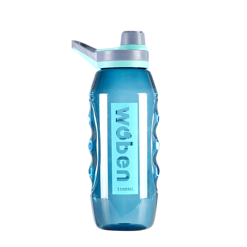 Una taza de agua deportiva de plástico para estudiantes de verano de gran belleza para fitness, de gran capacidad, anticaídas, resistente a altas temperaturas y portátil. 