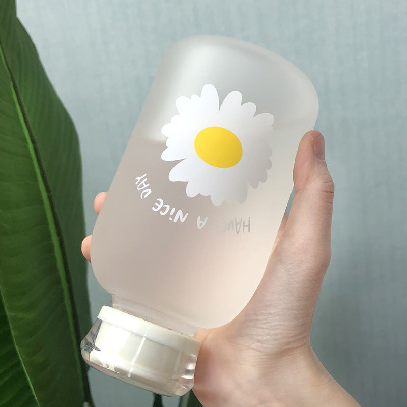 Una taza de vidrio de borosilicato de alta calidad con tapa doble de verano, resistente a altas temperaturas, taza de agua con pajita graduada, taza esmerilada Daisy, venta al por mayor 