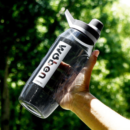 Una taza de agua deportiva de plástico para estudiantes de verano de gran belleza para fitness, de gran capacidad, anticaídas, resistente a altas temperaturas y portátil. 