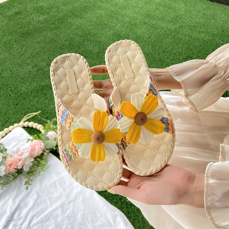 P [Explosive] Fairy sandals are worn outside the new summer four-leaf clover flat flip-flops casual beach shoes