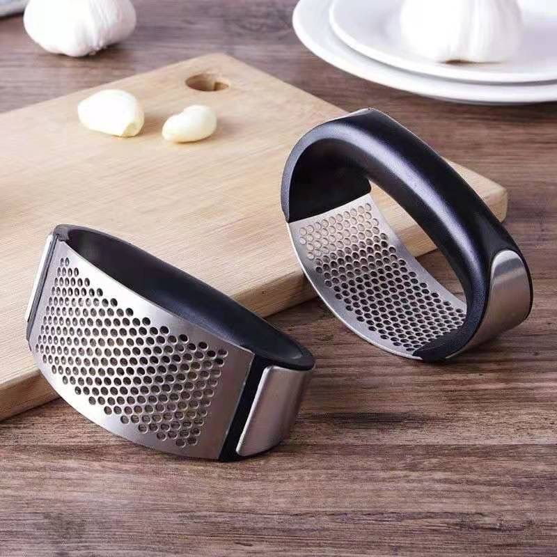 Stainless steel hand-operated ring garlic press garlic mashed garlic artifact pounded garlic scoop household kitchen garlic powder shooting tool.