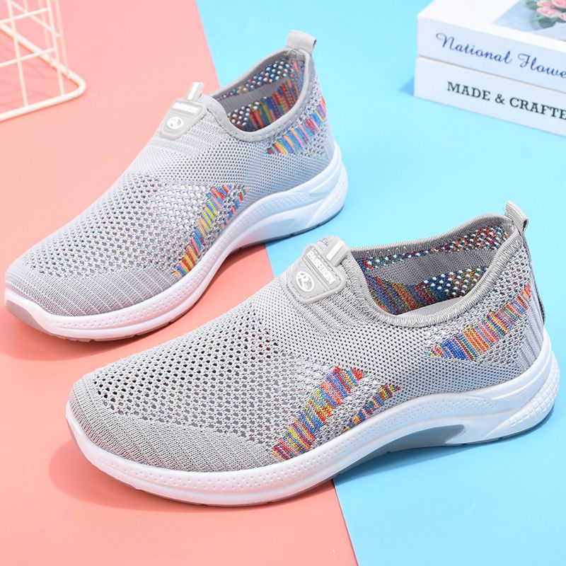 P Zapatos de tela de verano viejos de Beijing para mujeres, zapatos huecos para personas de mediana edad y mayores, zapatos cómodos y transpirables para madres, zapatos de malla casuales versátiles 