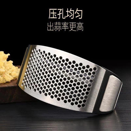 Stainless steel hand-operated ring garlic press garlic mashed garlic artifact pounded garlic scoop household kitchen garlic powder shooting tool.