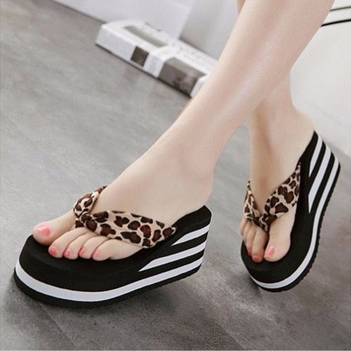 P female summer students Korean version of beach slippers shoes 2024 new platform fashion flip-flops ladies non-slip online celebrity.