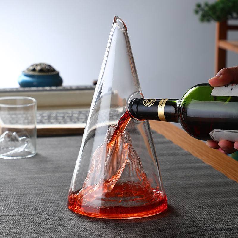 Pyramid wine decanter, mountain peaks, waterfalls, red wine dispenser, creative and minimalist wine pouring device, glass wine pot