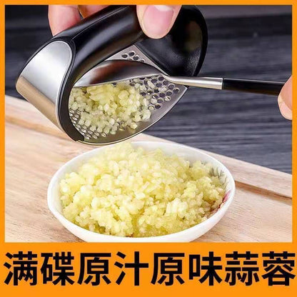 Stainless steel hand-operated ring garlic press garlic mashed garlic artifact pounded garlic scoop household kitchen garlic powder shooting tool.