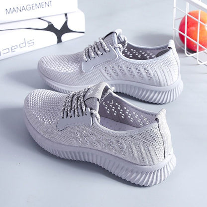 Zapatos de verano de malla para mujer, superficie de malla transpirable, suela fina, antideslizante y suave que no cansa los pies. Zapatos de tela antiguos de Beijing para madres de mediana edad y mayores 