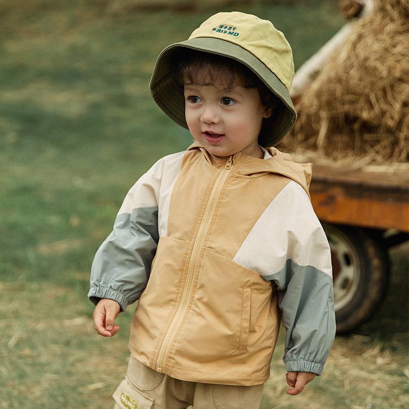 Ropa para niños en la primavera de 2024, el nuevo abrigo cortavientos para niños y niñas está empalmado y contrastado con la capucha cortavientos coreana.