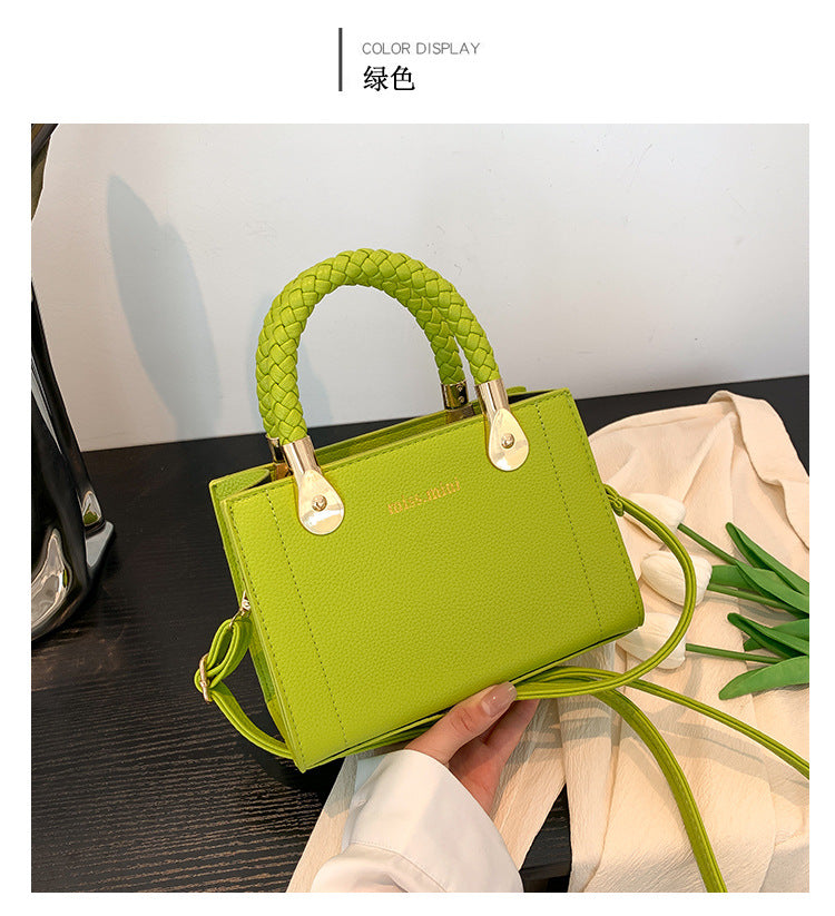 In the summer, the new fashion woven handbag with one shoulder slung over the small square bag supports a large number of wholesale mixed batches.(0.32kg)