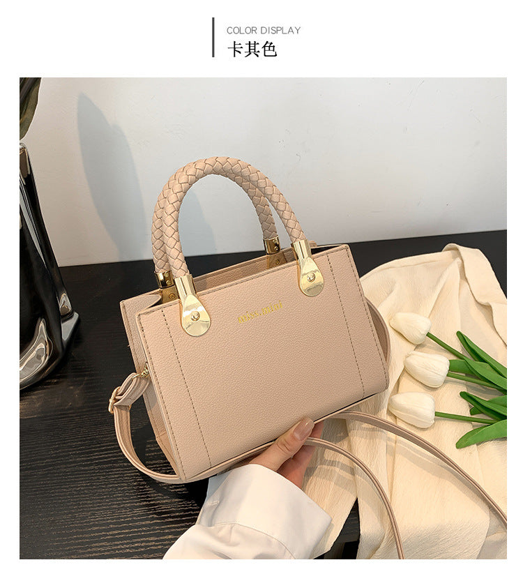 In the summer, the new fashion woven handbag with one shoulder slung over the small square bag supports a large number of wholesale mixed batches.(0.32kg)