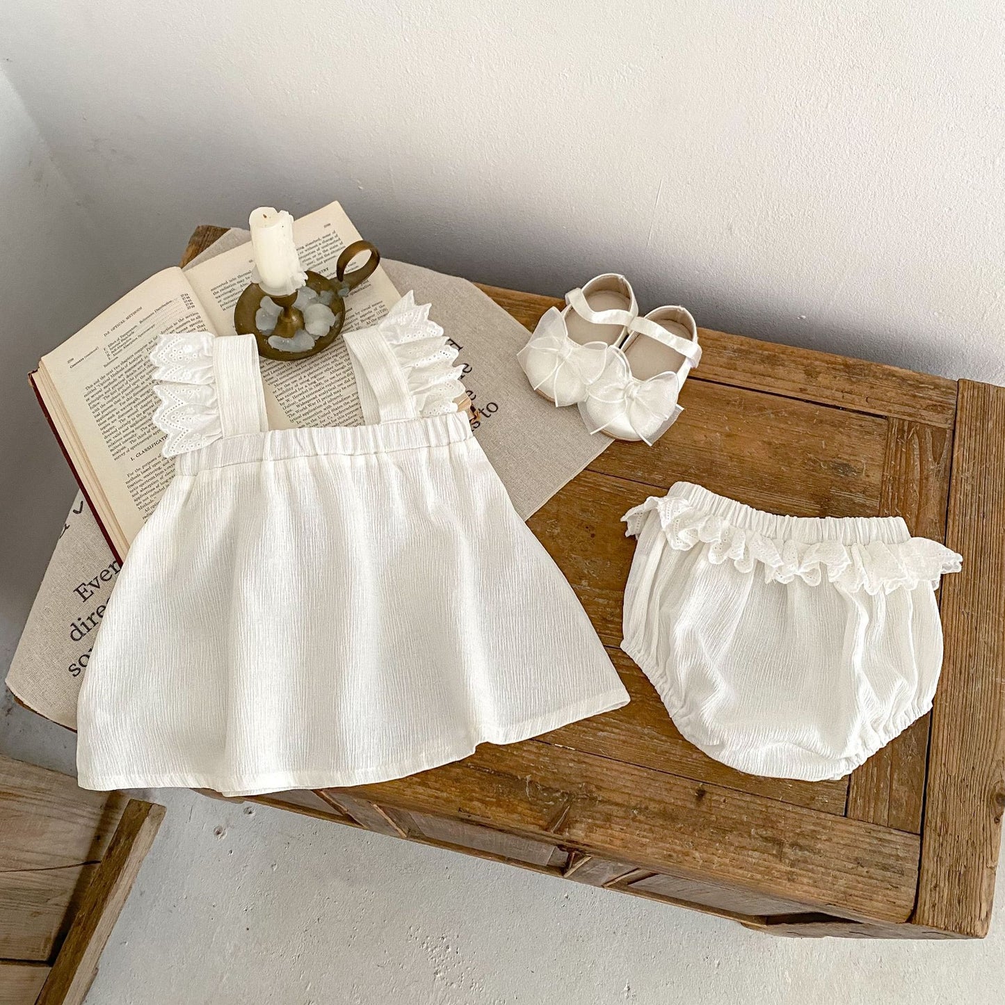 A 2024 summer new baby girl baby small fresh lace stitching shoulder strap top+bag fart pants 2-piece suit.