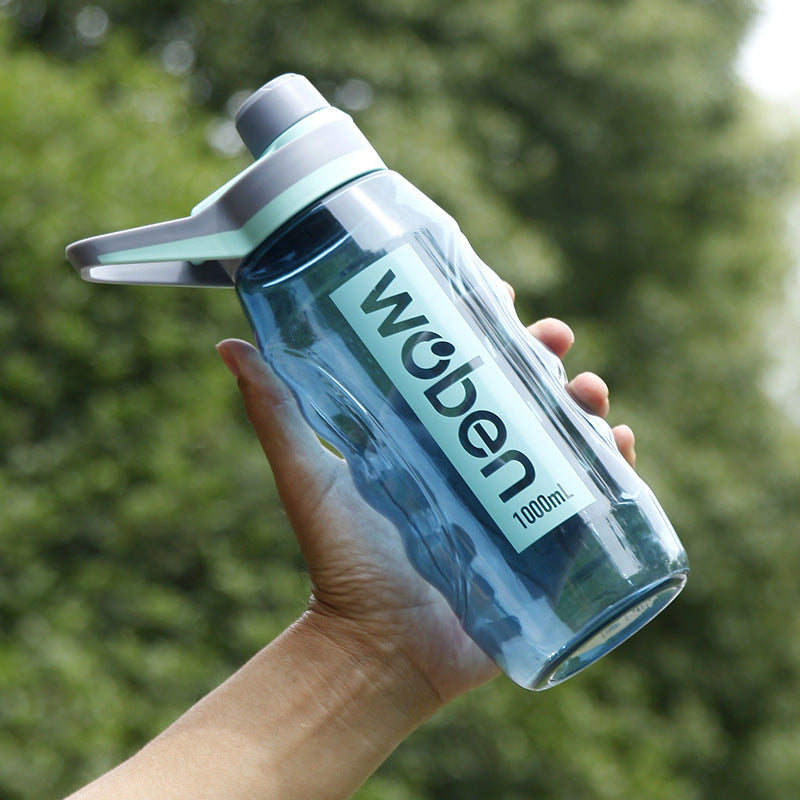 Una taza de agua deportiva de plástico para estudiantes de verano de gran belleza para fitness, de gran capacidad, anticaídas, resistente a altas temperaturas y portátil. 