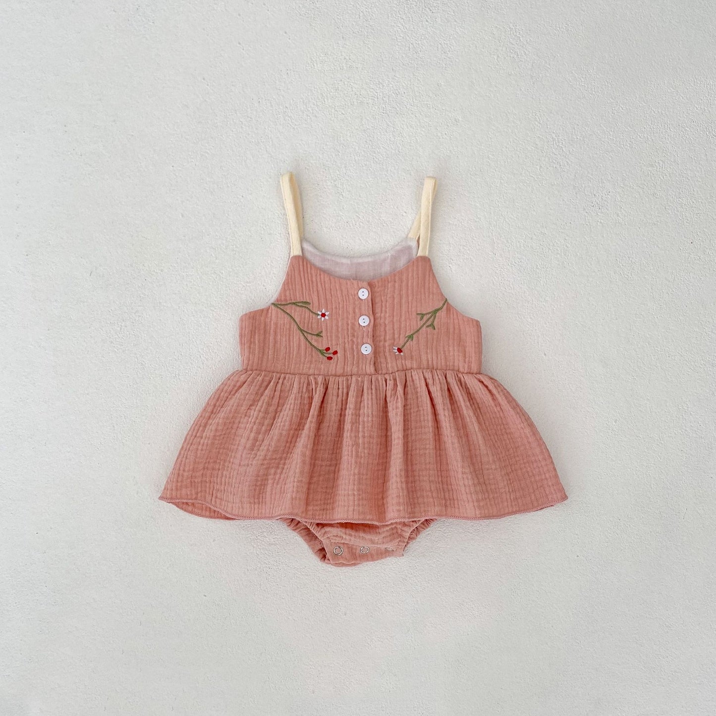 A girl's personalized camisole skirt 2024 summer small fresh embroidered skirt girl baby triangle jumpsuit