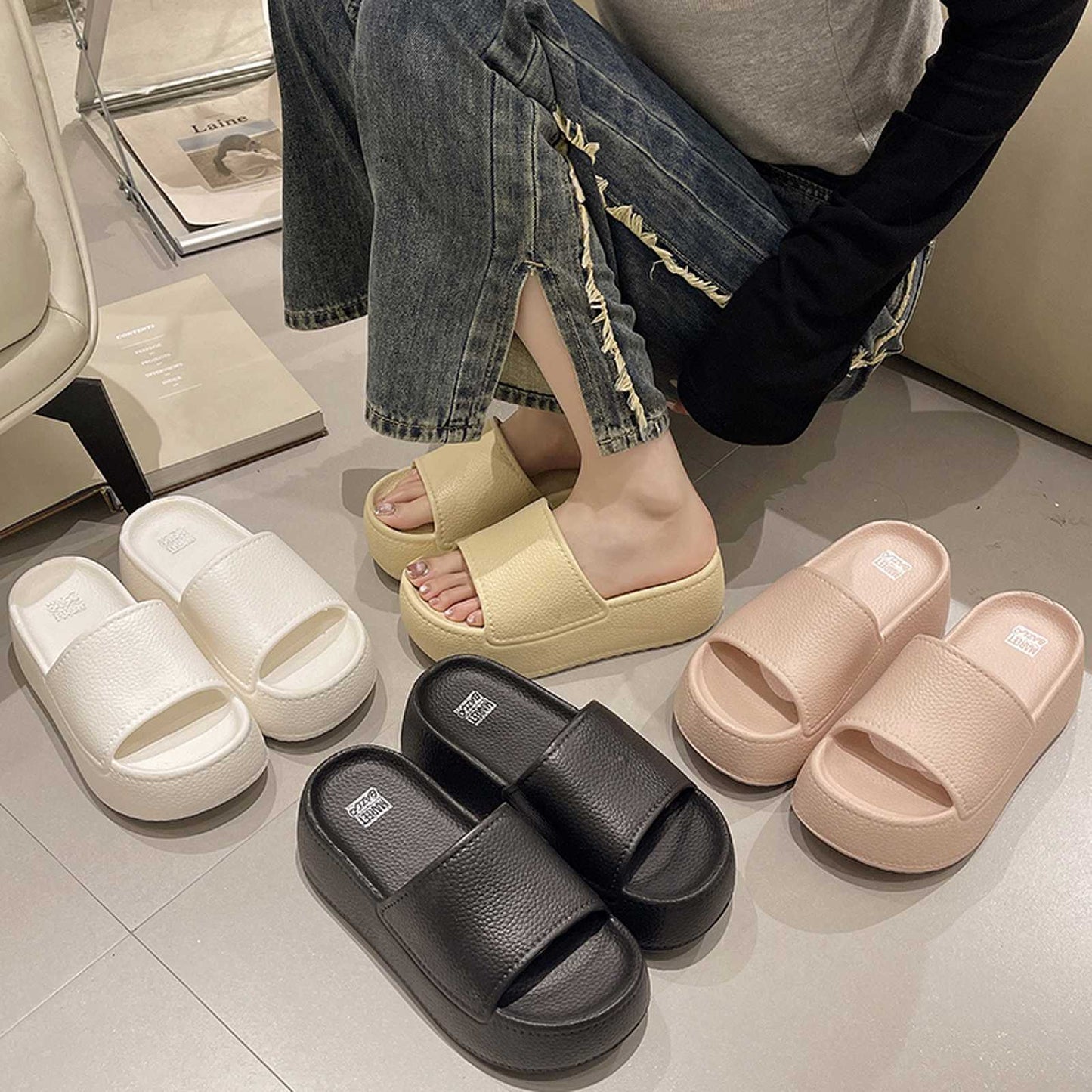 Unas zapatillas de pisoteo de mierda para mujer, de suela blanda, para el baño, para el hogar, antideslizantes, para el baño, sandalias y zapatillas para hombre, al por mayor en verano. 