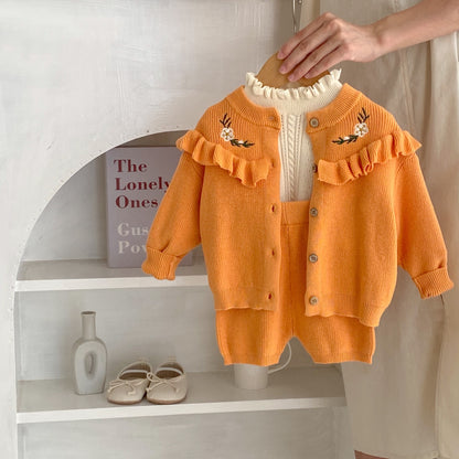 A Autumn clothes, infants, children and girls, foreign-style embroidered lotus leaf edge jacket + suspender knitted pants two-piece set