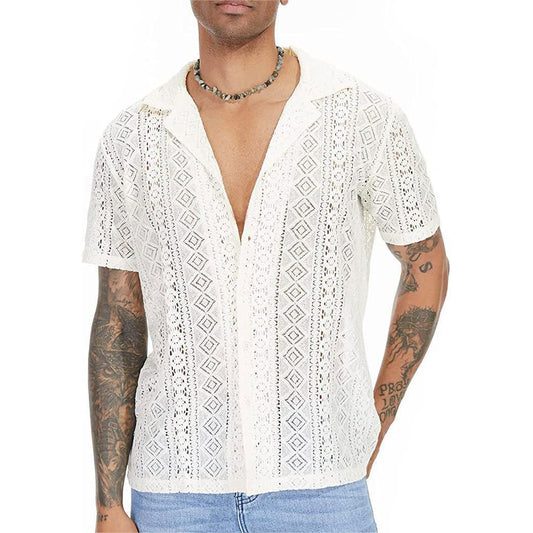 Una nueva camisa de manga corta con encaje para hombre, de estilo europeo y americano, con botones transparentes y flores, con forro hueco para vacaciones 