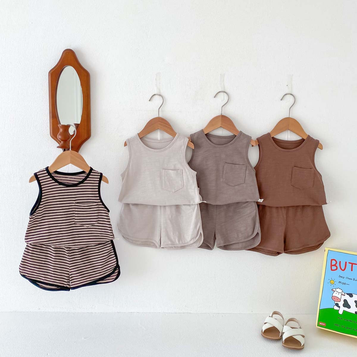 Un chaleco sin mangas coreano de verano para niños, traje de color sólido para niños y niñas, conjunto de dos piezas de ropa de bebé fina y fresca para salidas 