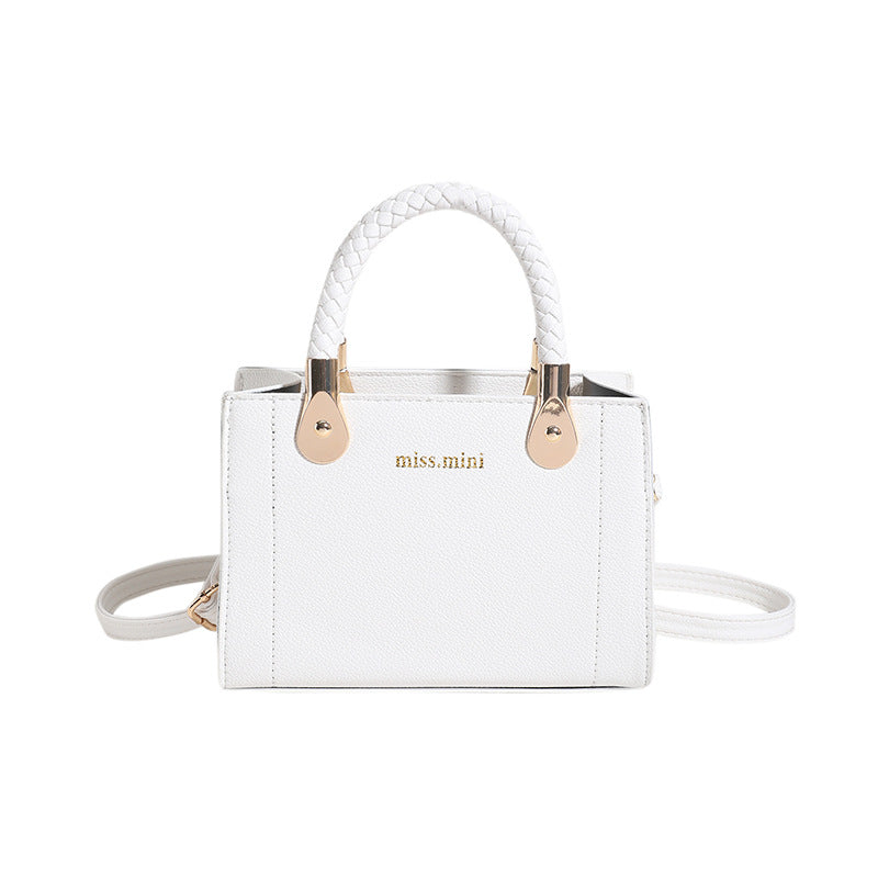 In the summer, the new fashion woven handbag with one shoulder slung over the small square bag supports a large number of wholesale mixed batches.(0.32kg)