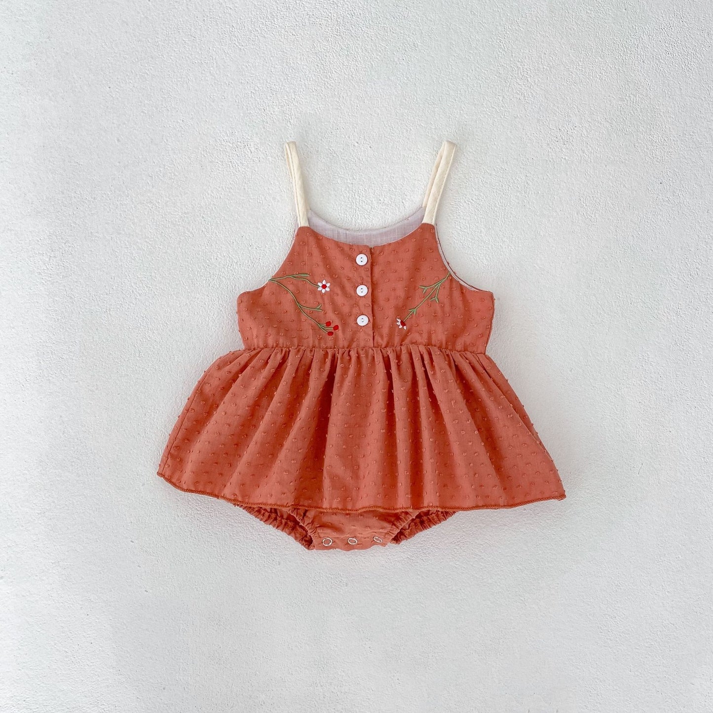 A girl's personalized camisole skirt 2024 summer small fresh embroidered skirt girl baby triangle jumpsuit