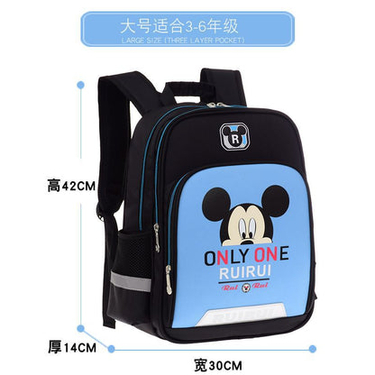 A schoolbag Pupils Grade 1-3-6 Boys and Girls Mickey 6-12 Children&#039;s Backpacks are distributed one by one.