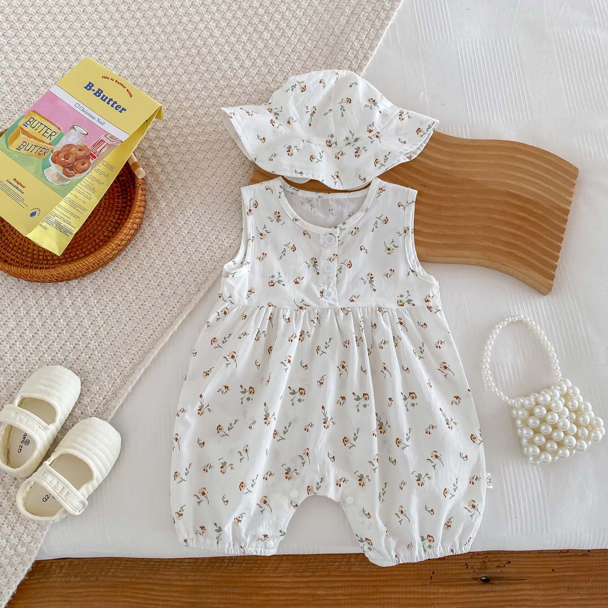 A girl baby summer thin floral bag fart clothes crawling baby western style plaid sleeveless vest jumpsuit to send a hat.