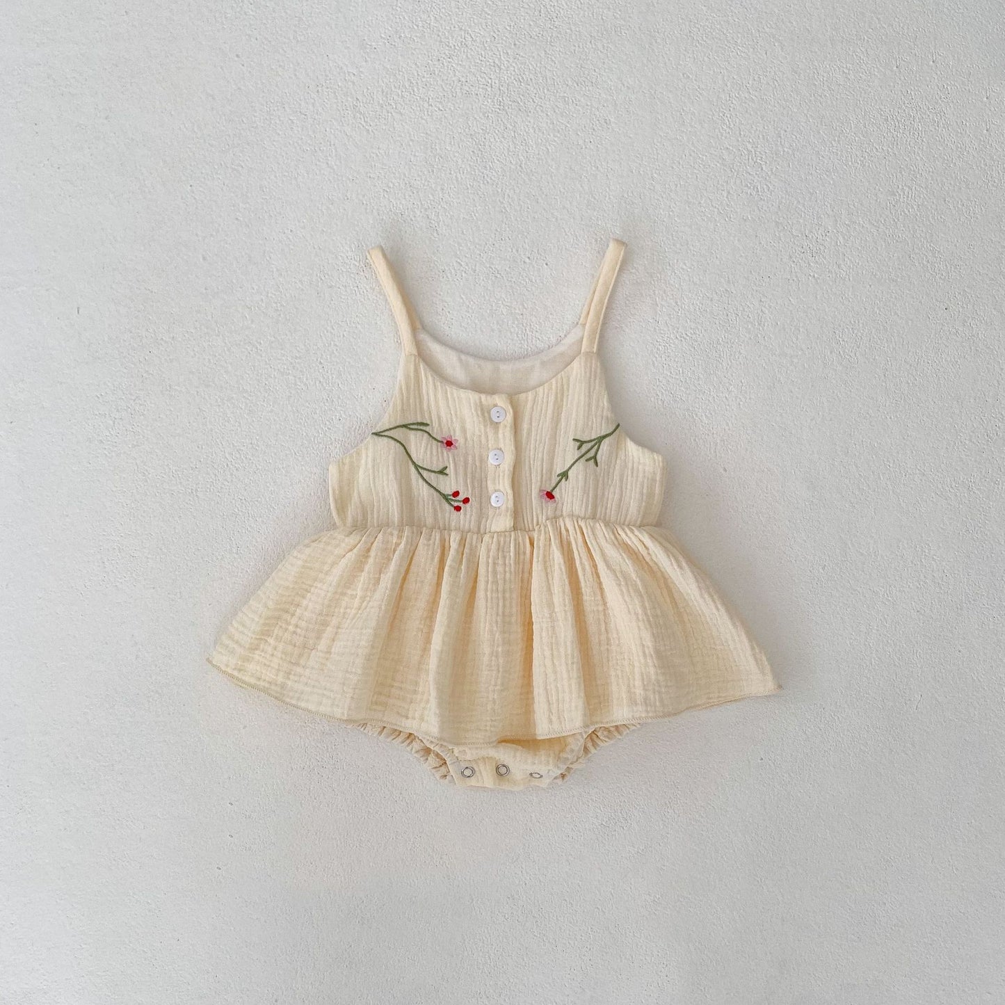 A girl's personalized camisole skirt 2024 summer small fresh embroidered skirt girl baby triangle jumpsuit