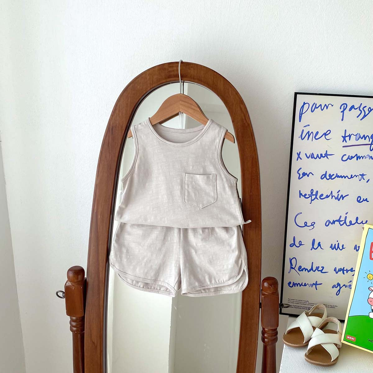 Un chaleco sin mangas coreano de verano para niños, traje de color sólido para niños y niñas, conjunto de dos piezas de ropa de bebé fina y fresca para salidas 