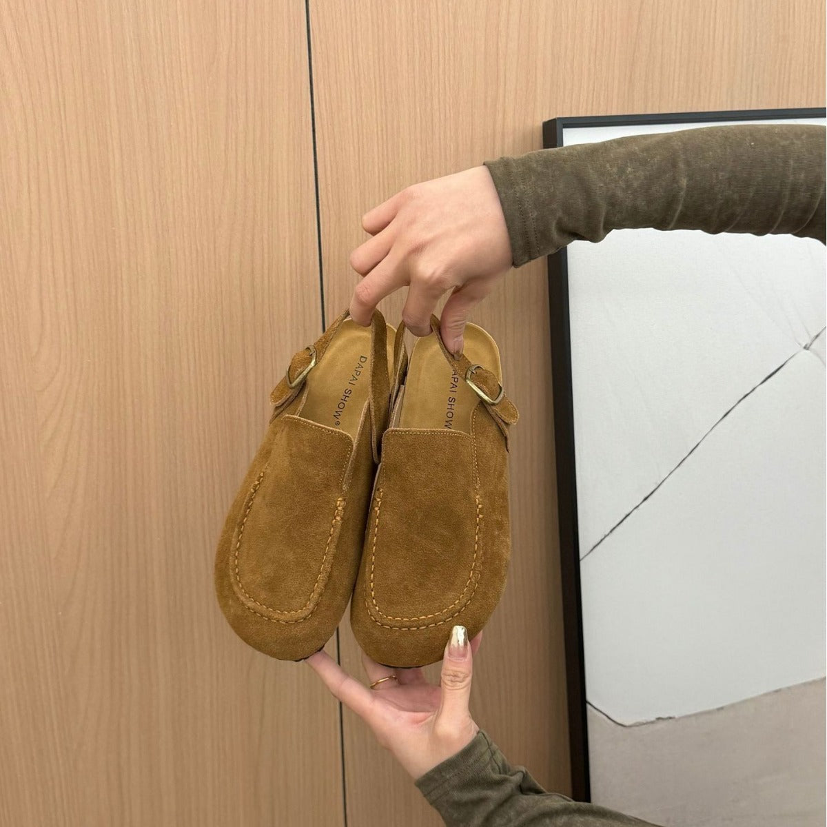 A In the early spring of 2024, Korean version of Gray leather birken Baotou back trip belt leisure frosted cowhide Birken shoes.