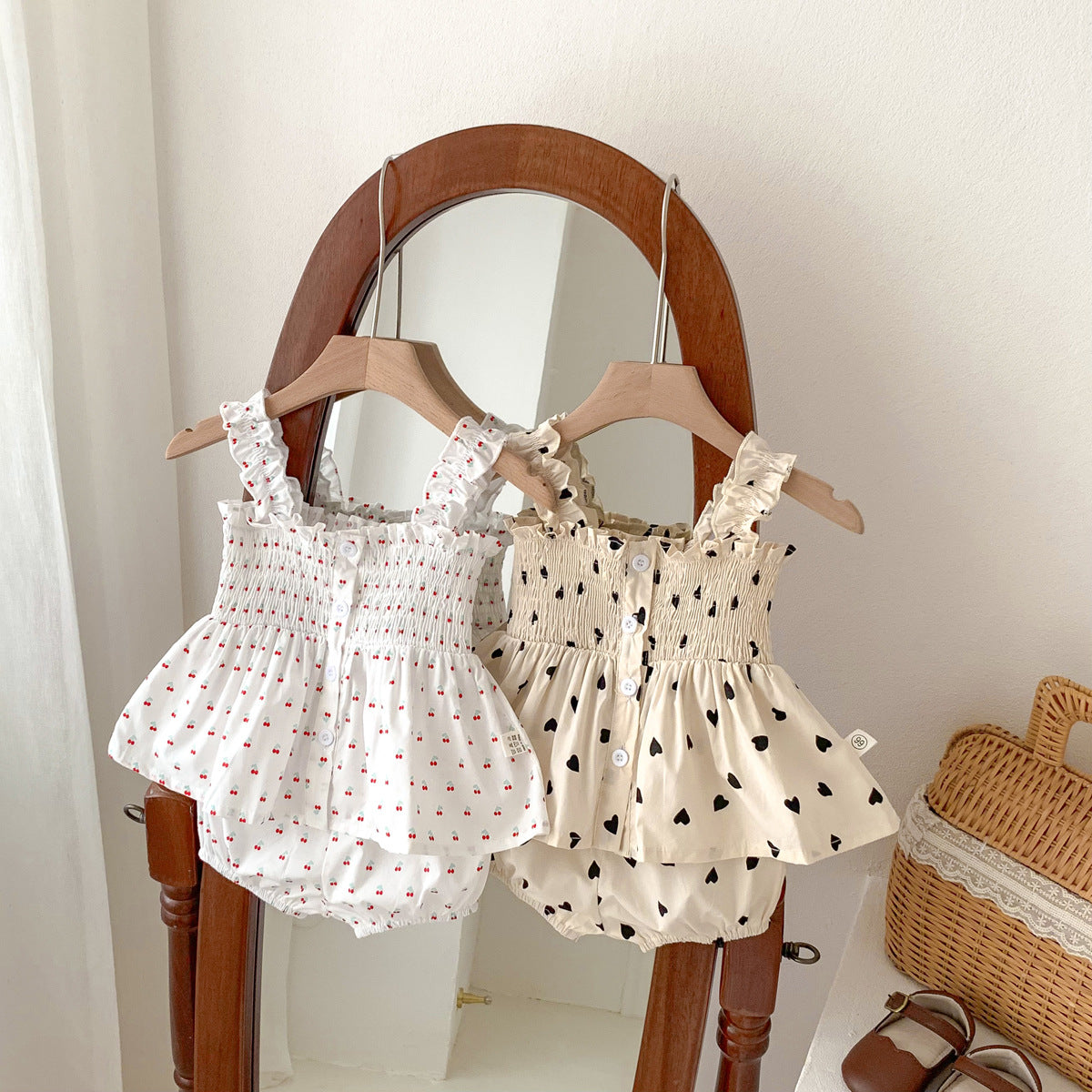 Conjunto de tirantes con estampado de corazón de cereza fina de verano para niña, camisa de muñeca para niña para usar al aire libre 