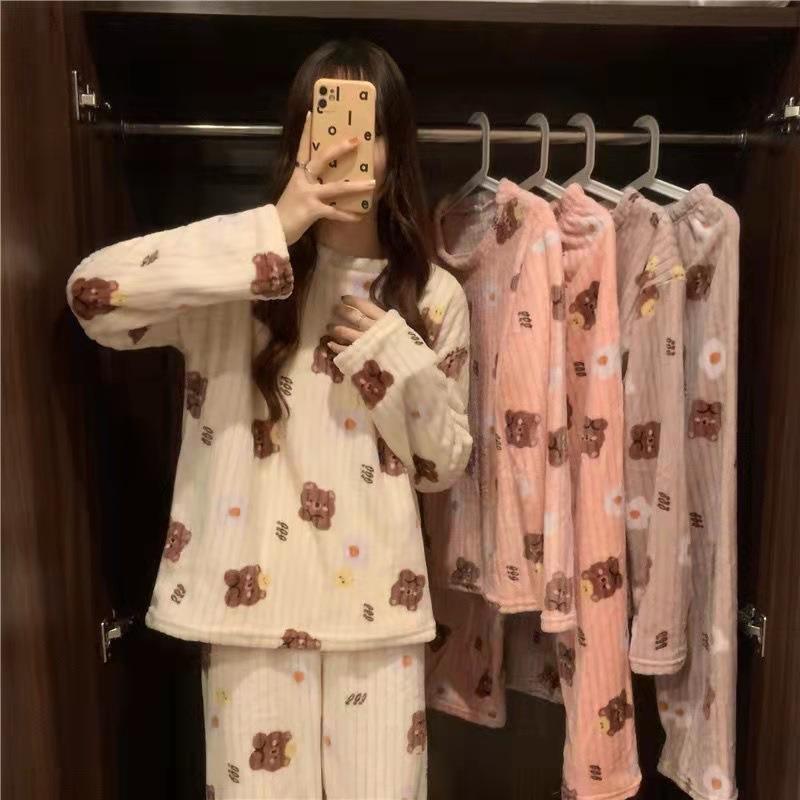 A autumn and winter bear printed coral fleece pajama set for women, loose and warm loungewear, long-sleeved two-piece set