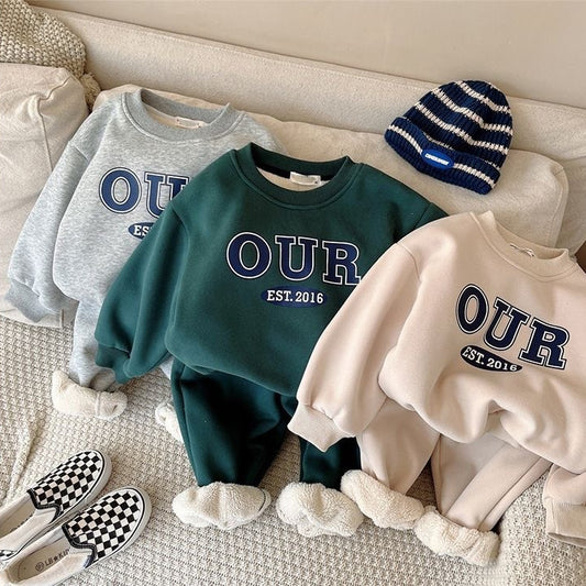 A children's crew neck sweater set Korean version of casual autumn and winter new children's suit long-sleeved letter thick sweater set trend