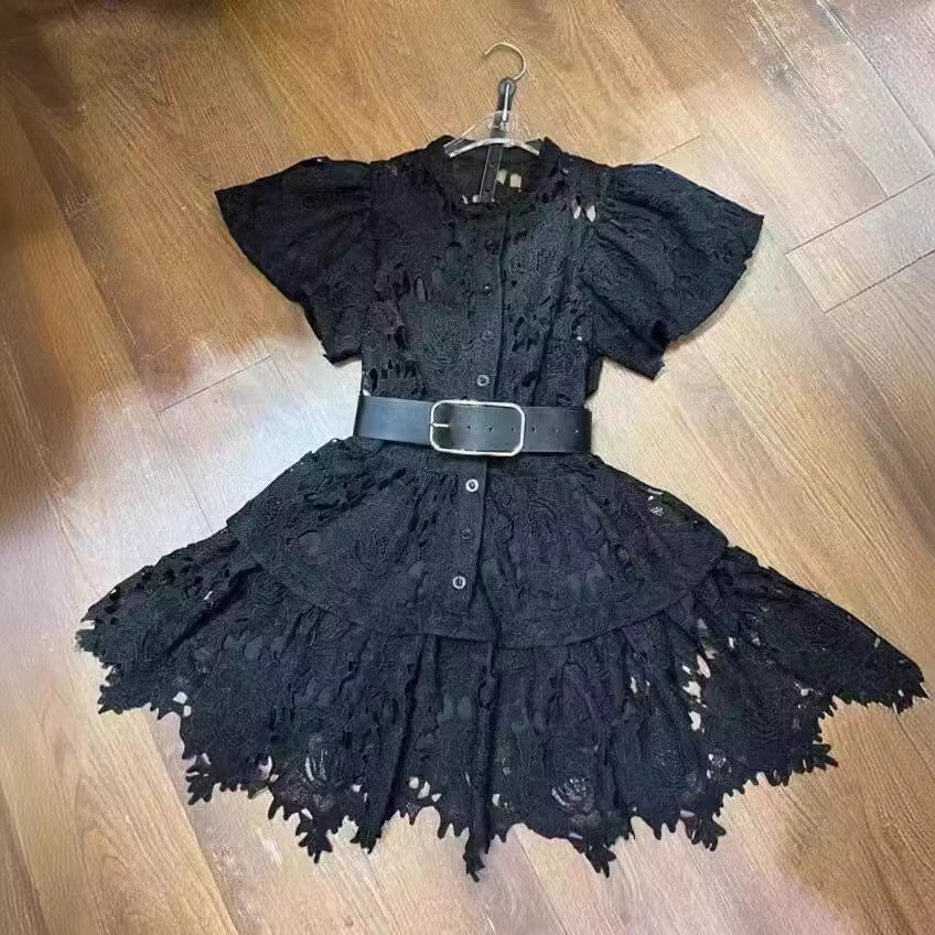 Un nuevo vestido de verano dulce y lindo, mangas cortas de burbuja con cinturón en la cintura, vestido de encaje soluble en agua, falda corta 