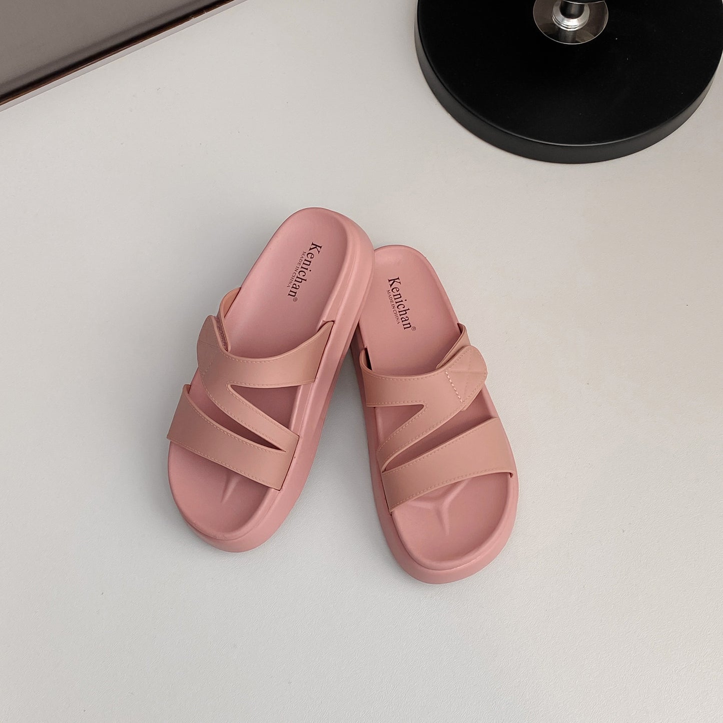 Una nueva plataforma de celebridades en línea, sandalias y pantuflas, versión coreana femenina con gancho y bucle de playa para vacaciones junto al mar, pantuflas antideslizantes para mujer. 