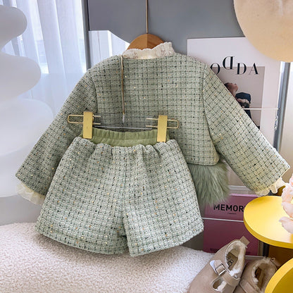 A Korean version of girls' Xiaoxiangfeng set, winter new plush spliced jacket and shorts two-piece set