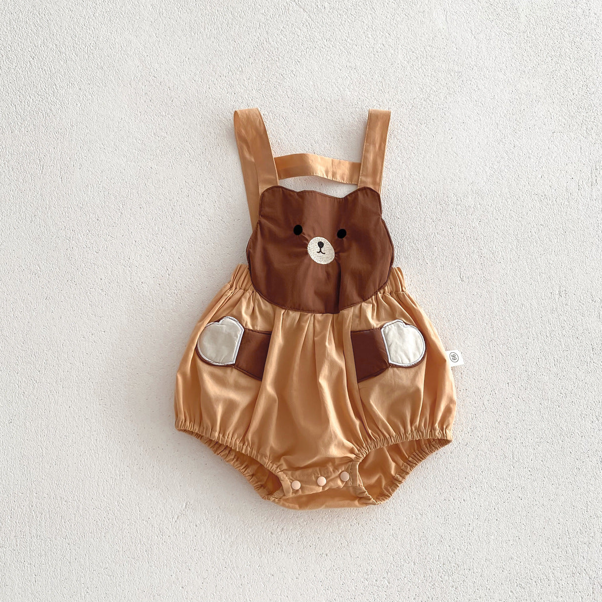 A 2024 summer new baby onesie for boys and girls cute bear strap bag fart shirt short sleeve t-shirt set