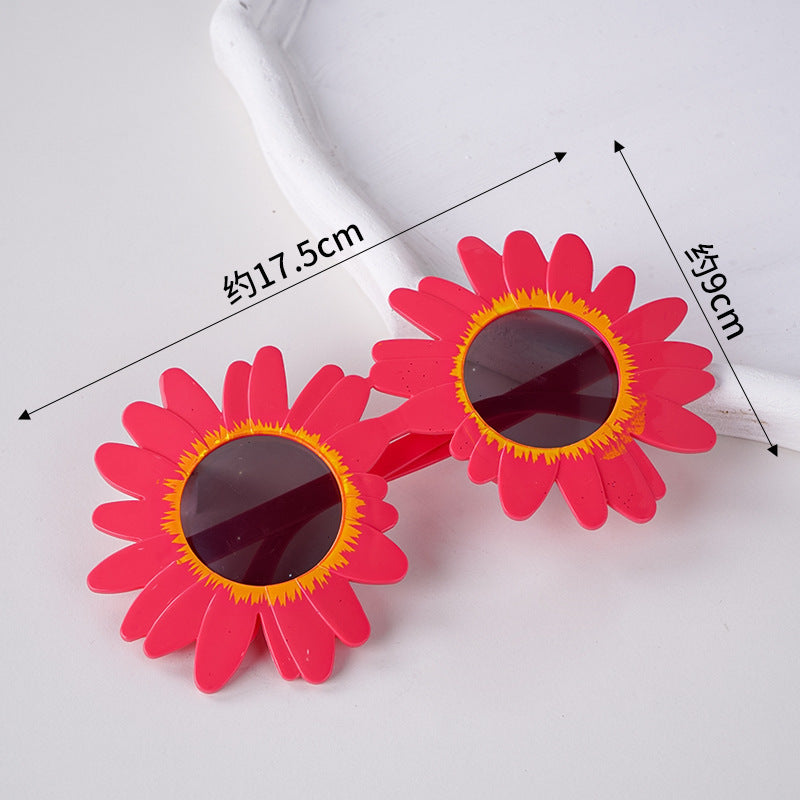 Un pequeño libro rojo con pequeñas gafas de margaritas, accesorios para fotografías de fiestas de cumpleaños en línea, gafas de cumpleaños divertidas y creativas para niños. 