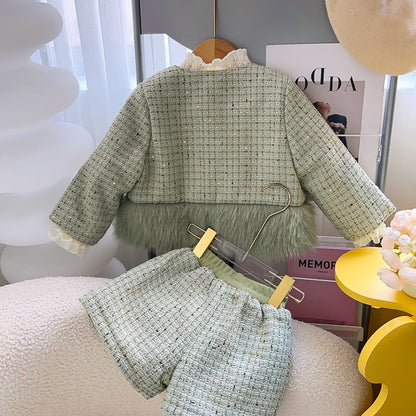 A Korean version of girls' Xiaoxiangfeng set, winter new plush spliced jacket and shorts two-piece set