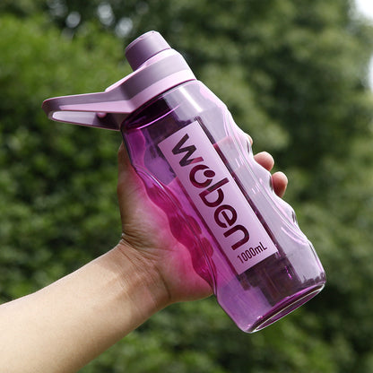 Una taza de agua deportiva de plástico para estudiantes de verano de gran belleza para fitness, de gran capacidad, anticaídas, resistente a altas temperaturas y portátil. 