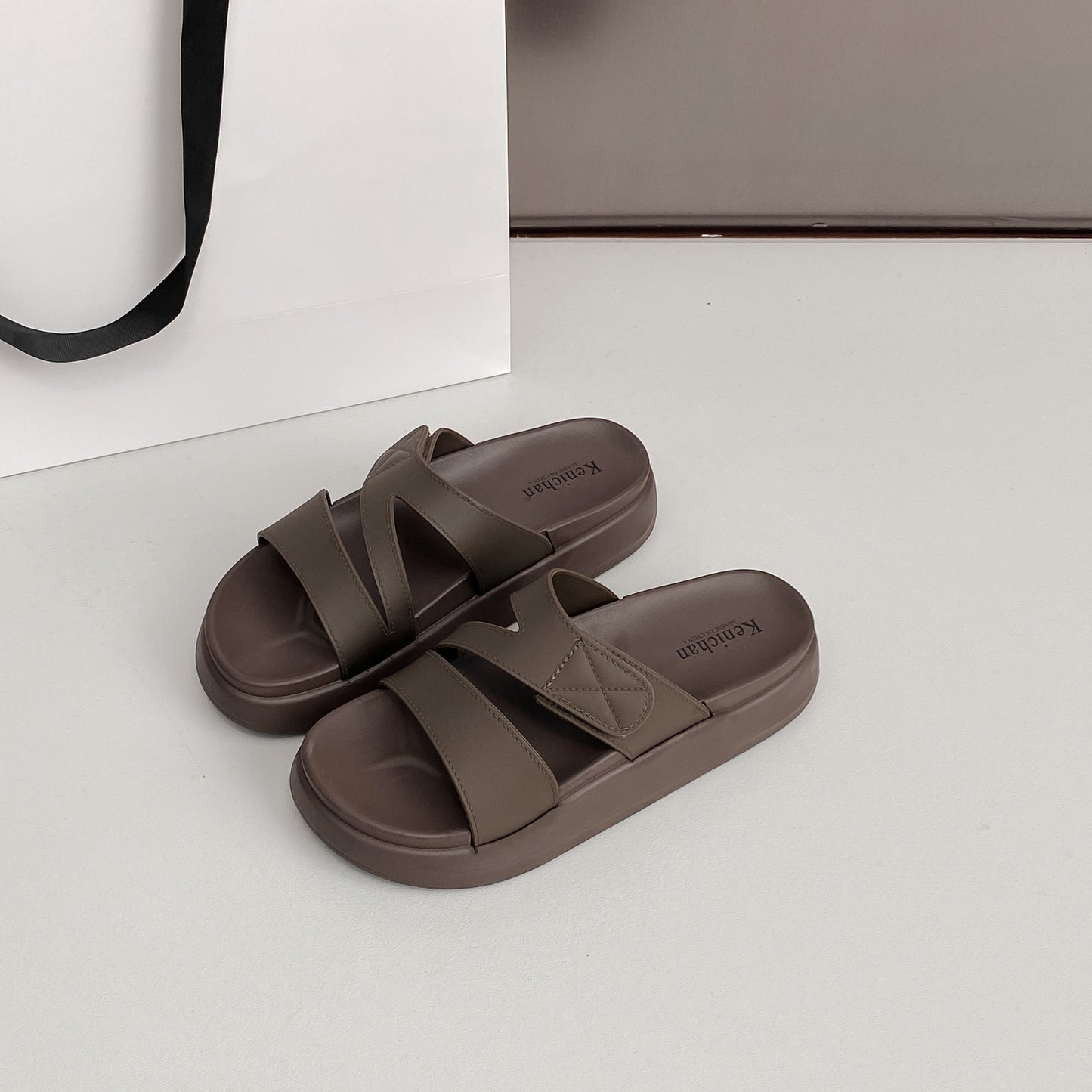 Una nueva plataforma de celebridades en línea, sandalias y pantuflas, versión coreana femenina con gancho y bucle de playa para vacaciones junto al mar, pantuflas antideslizantes para mujer. 