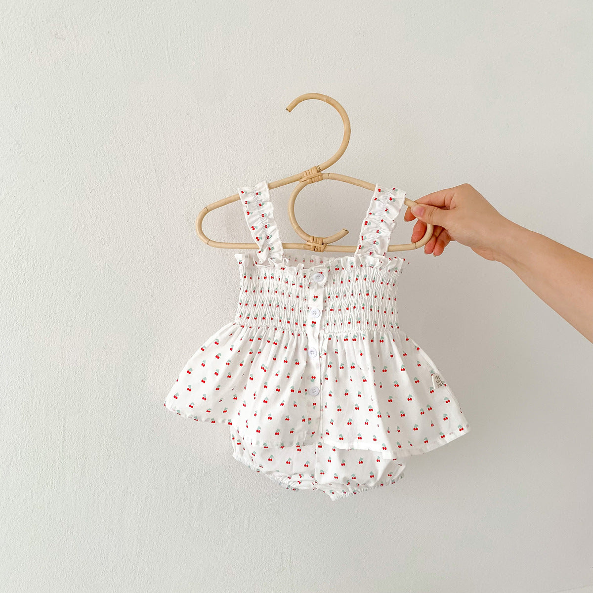 Conjunto de tirantes con estampado de corazón de cereza fina de verano para niña, camisa de muñeca para niña para usar al aire libre 