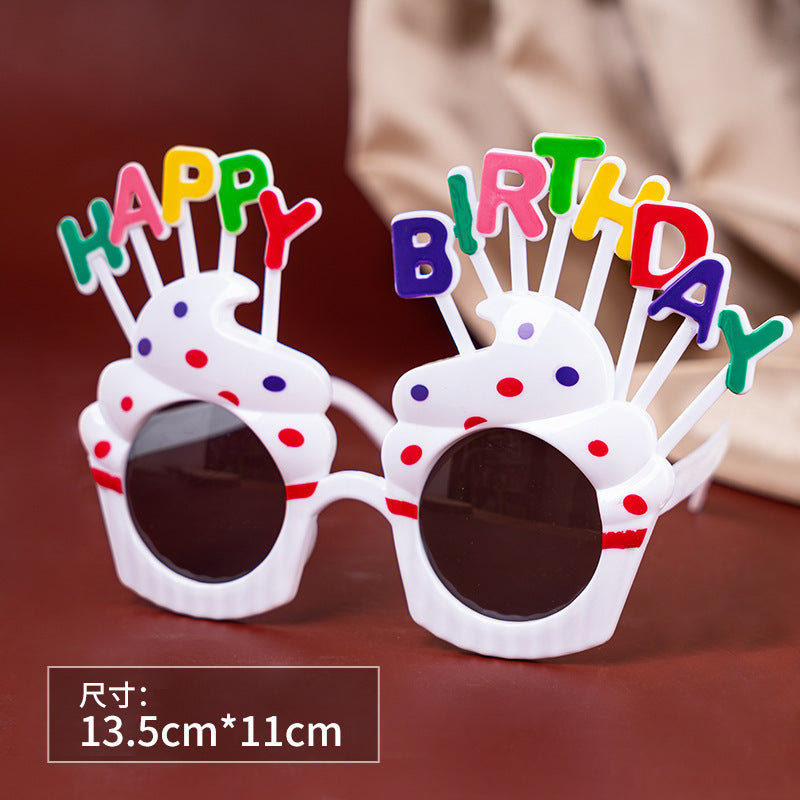 Un pequeño libro rojo con pequeñas gafas de margaritas, accesorios para fotografías de fiestas de cumpleaños en línea, gafas de cumpleaños divertidas y creativas para niños. 