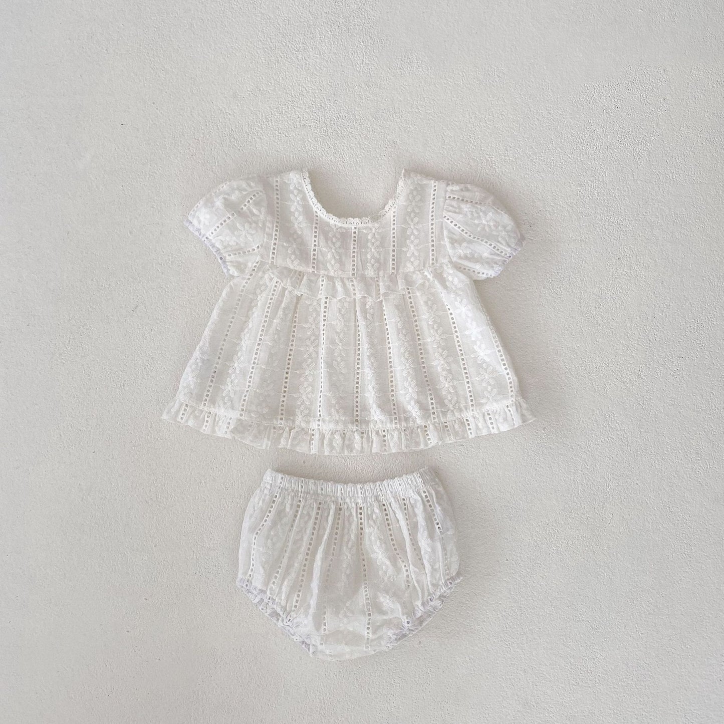 A 2024 summer new baby girl baby cute lace embroidered solid color coat+triangle pants suit