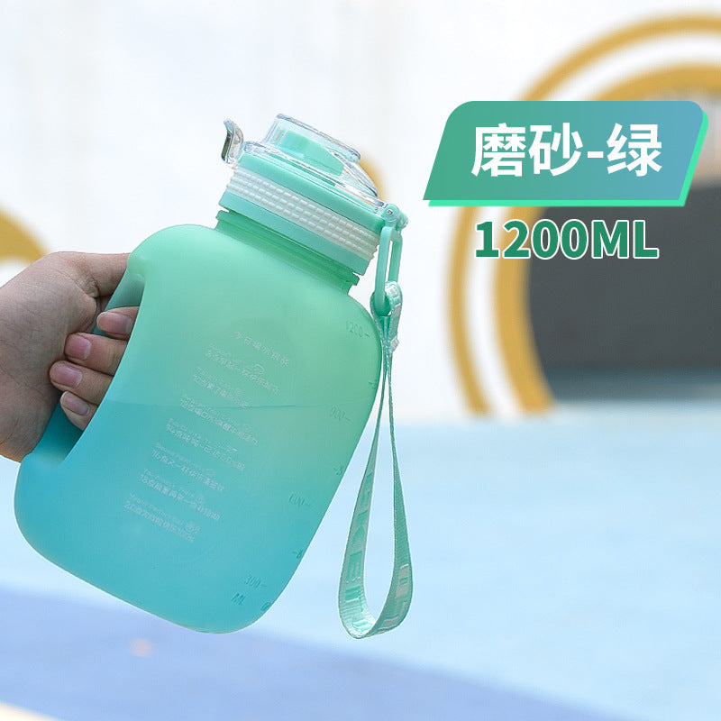 Una taza de agua de gran capacidad de verano con forma de cubo de una tonelada, tetera deportiva para fitness para hombres y mujeres, tetera de plástico para estudiantes, personalizada 