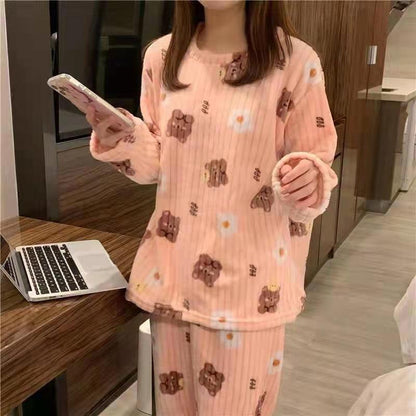 A autumn and winter bear printed coral fleece pajama set for women, loose and warm loungewear, long-sleeved two-piece set