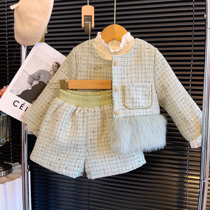 A Korean version of girls' Xiaoxiangfeng set, winter new plush spliced jacket and shorts two-piece set