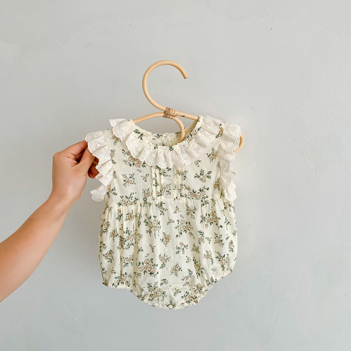 Girls retro floral jumpsuit baby girl summer thin lace fly sleeve cute jumpsuit crawling suit 0.12kg