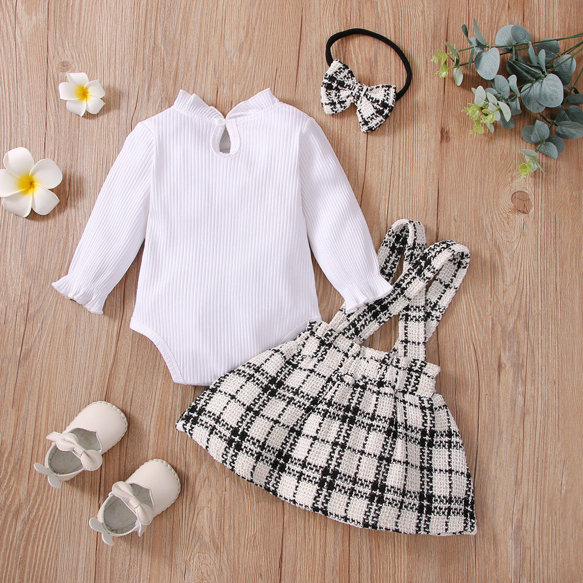 Conjunto de camisa a cuadros blanca bonita para niña, vestido colgante con camisa blanca con forma de corazón, conjunto de tres piezas, venta al por mayor, 0,26 kg 