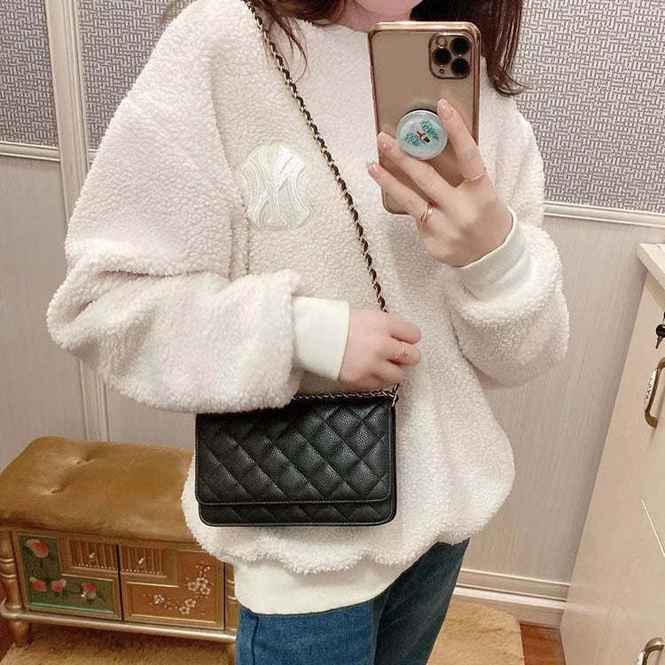 A MC one-piece delivery, one-shoulder messenger bag, women's sheepskin fortune bag, diamond chain bag, leather envelope bag, small square bag.