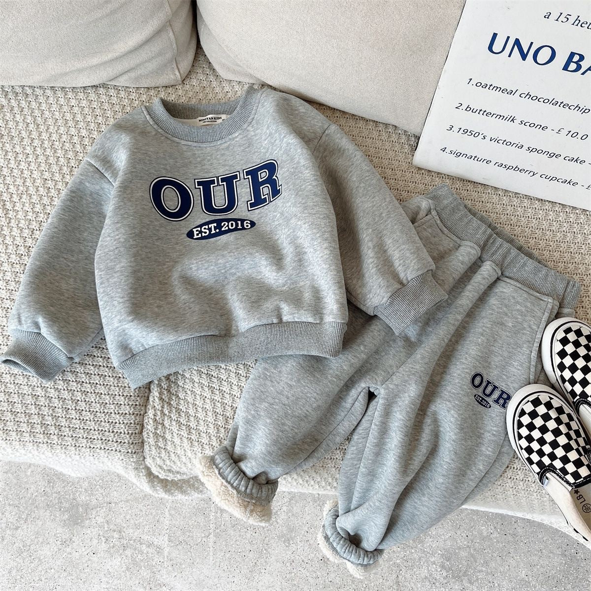 A children's crew neck sweater set Korean version of casual autumn and winter new children's suit long-sleeved letter thick sweater set trend